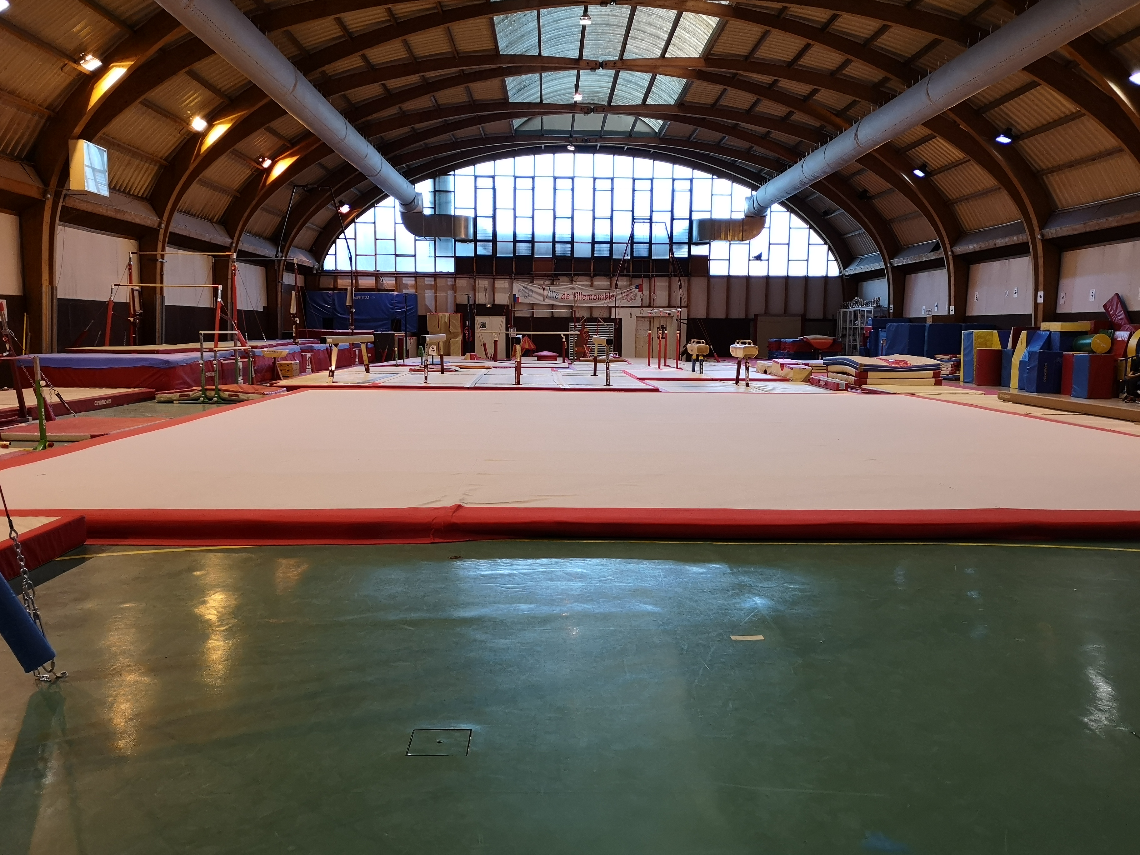 Le club de Villemomble Sport Gymnastique (93) vend un praticable dynamique